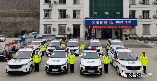 甘肃省陇南市文县公安局交警大队举行执勤执法车辆发放仪式(图)