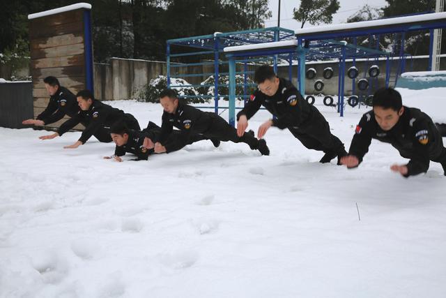 与冰雪搏击，荷尔蒙爆棚！湖南怀铁公安特警开展抗击冰雪实战训练(组图)