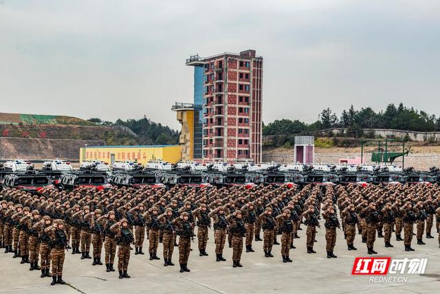武警湖南总队举行主战装备授装仪式(组图)