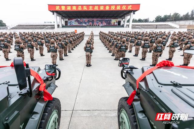 武警湖南总队举行主战装备授装仪式(组图)